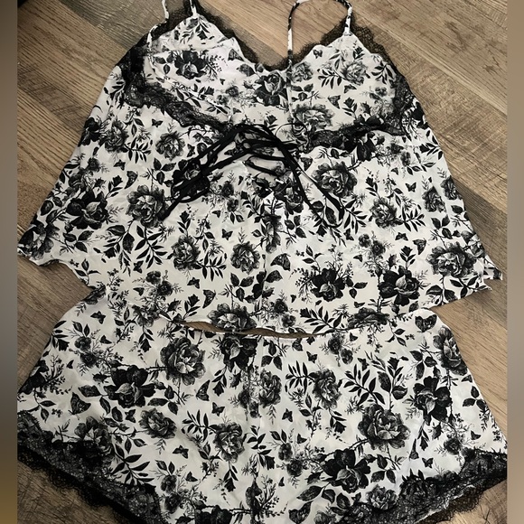 Lingerie - Picture 2 of 3